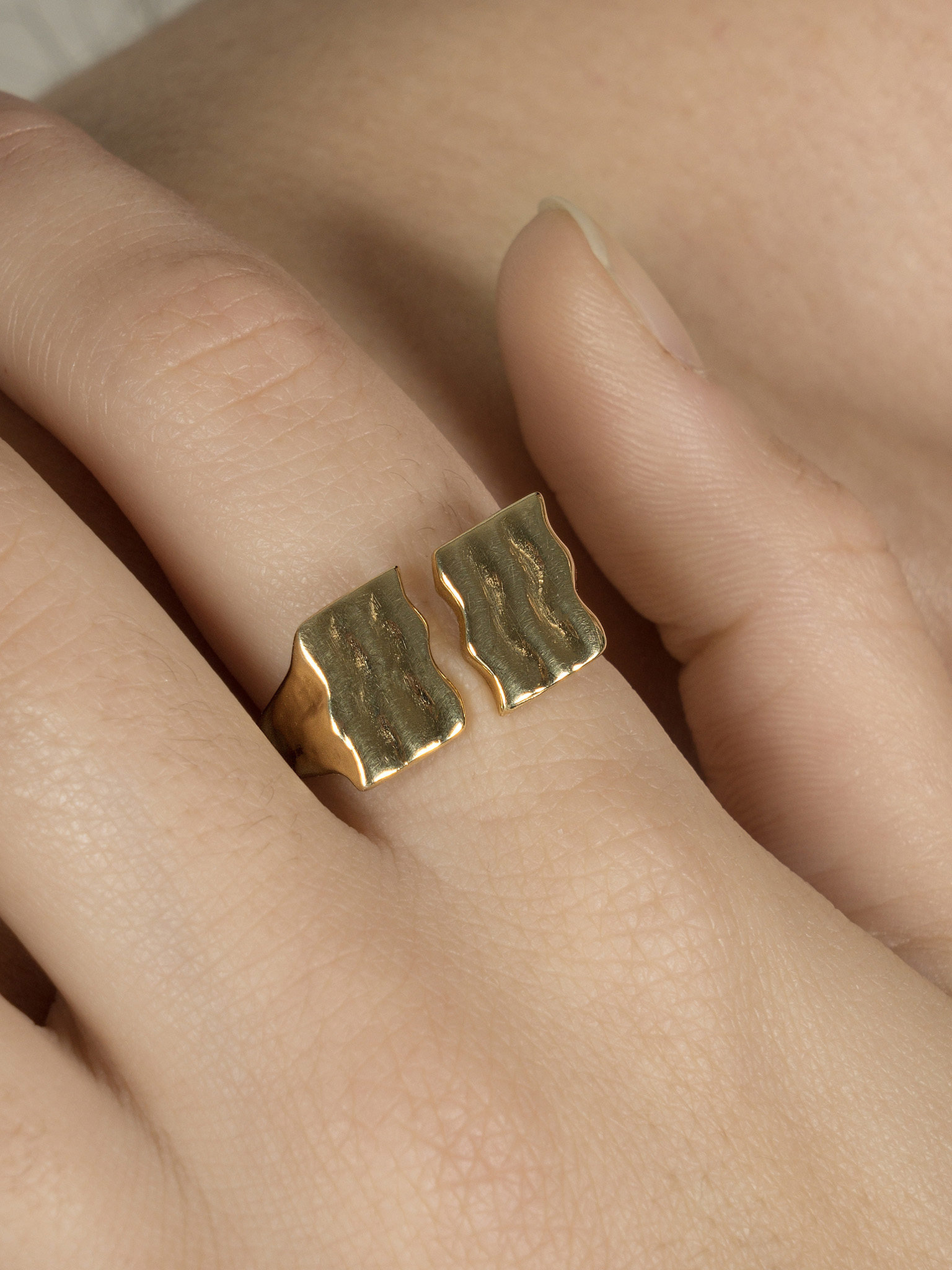 Jamie signet ring gold photo