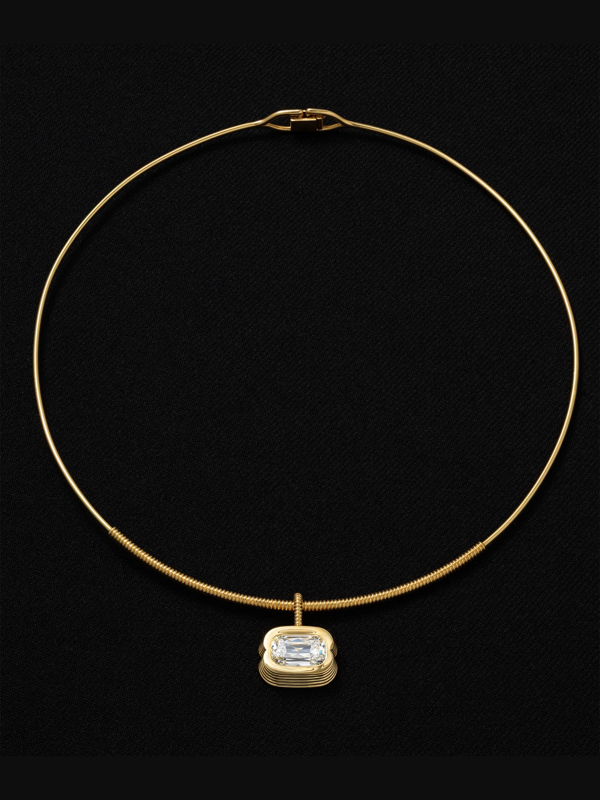 Delta Pendant & Collar