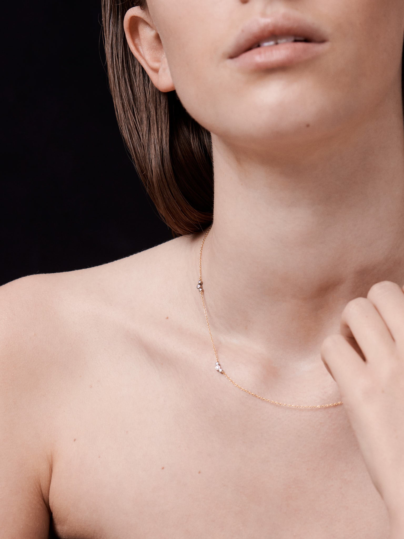 Scattered diamond necklace