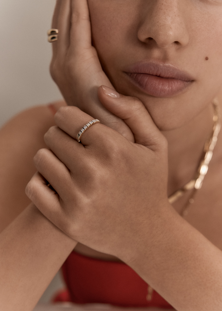 Solis ribbed five diamond ring