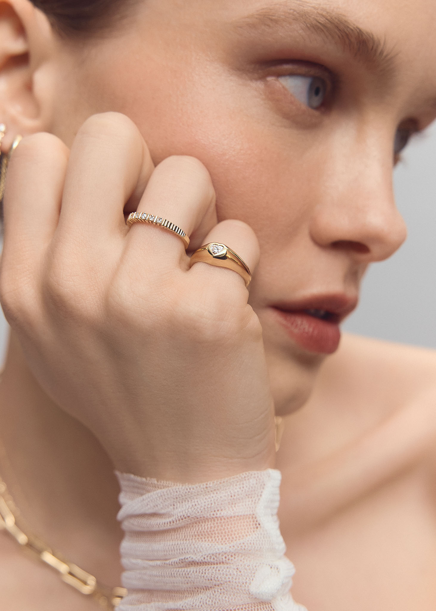 Solis ribbed five diamond ring