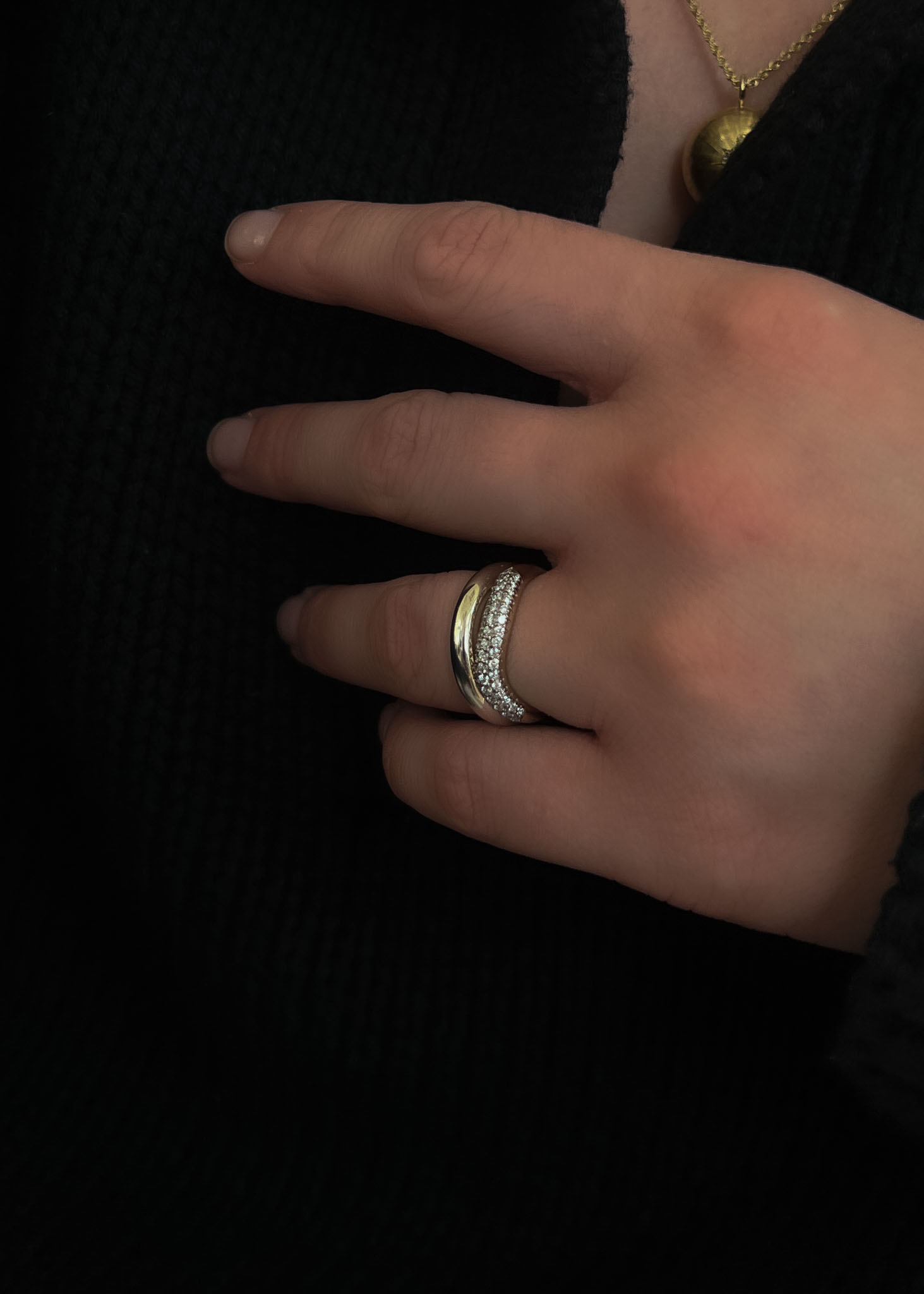 Pavé wave ring diamond