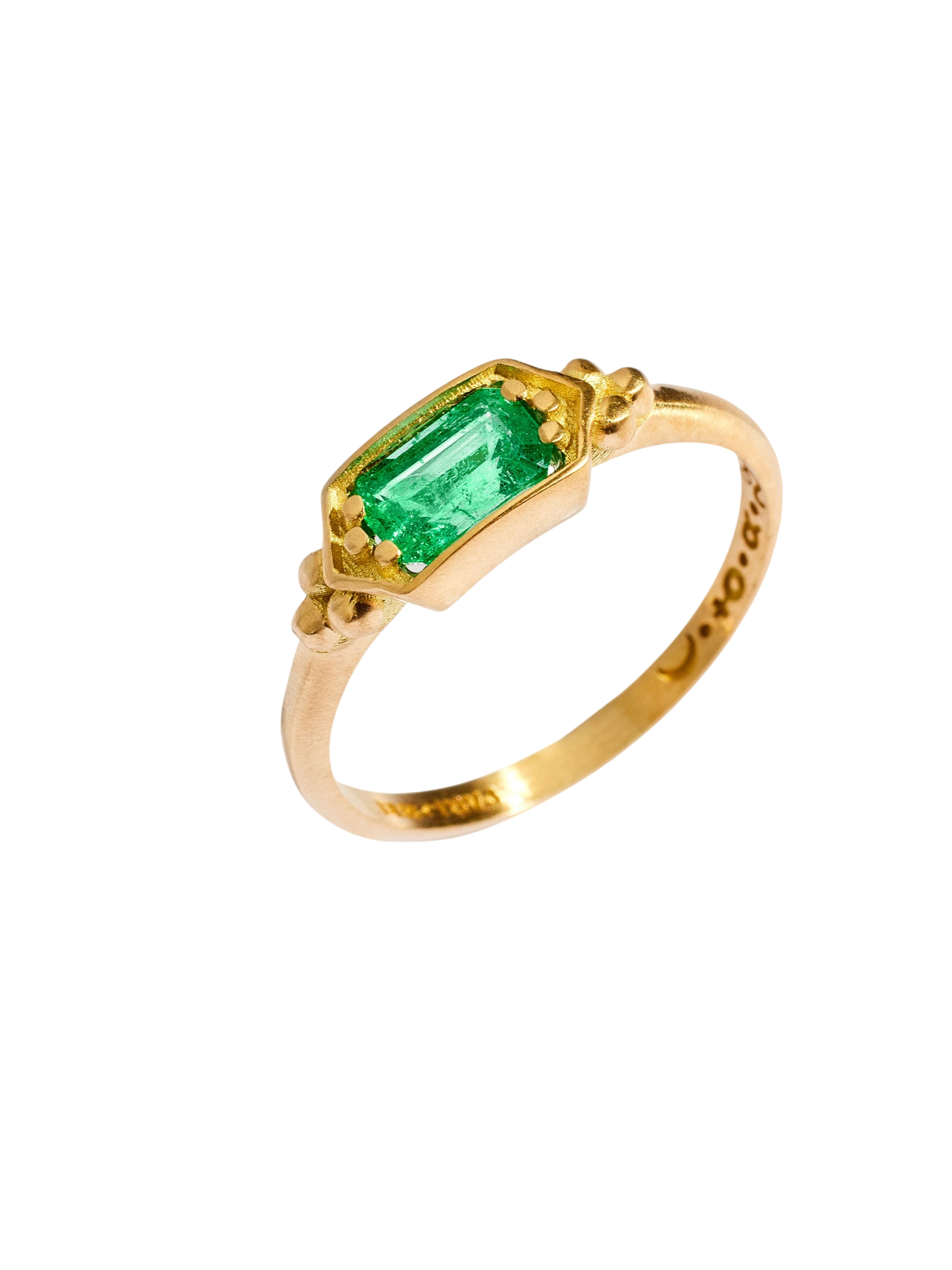 Pithos ring in emerald