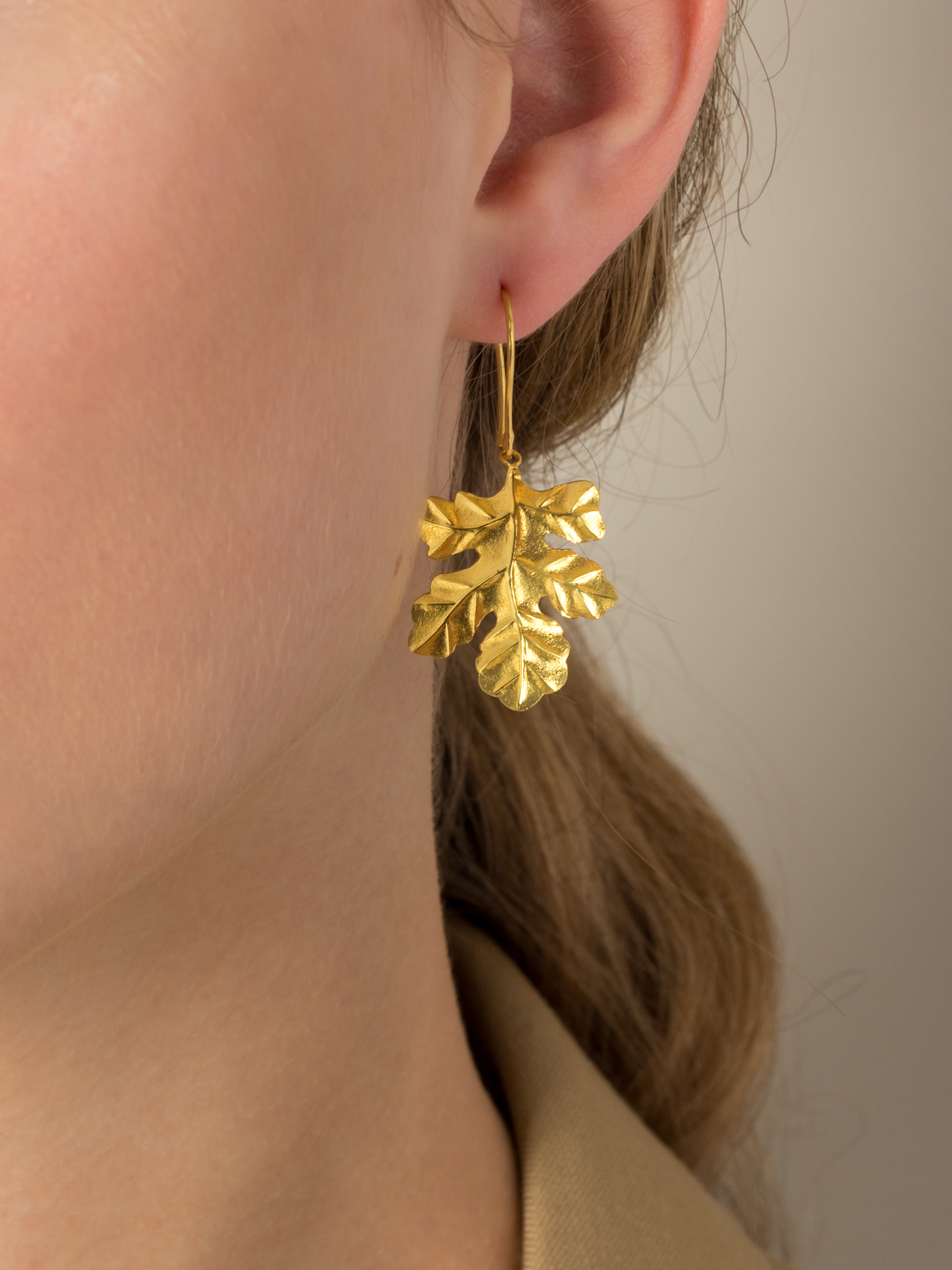 pippa small gold leaf earrings