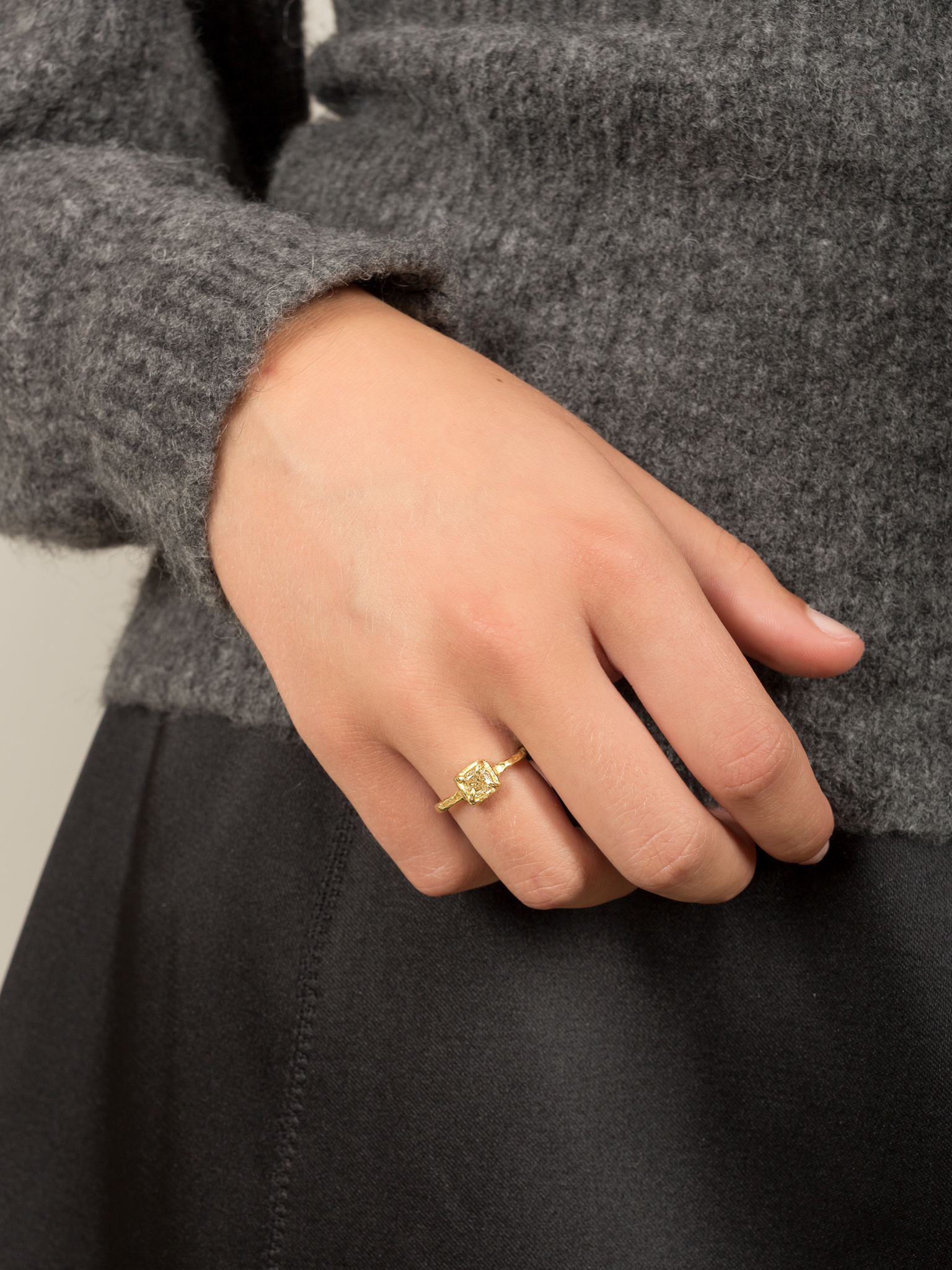Pure single diamond ring