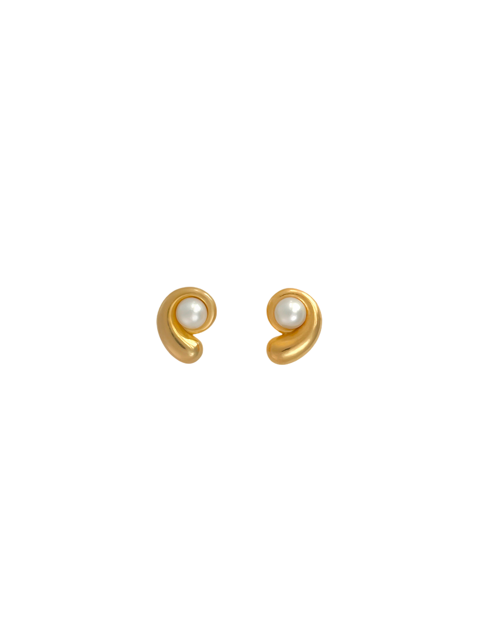 Nautilus pearl earrings in gold vermeil