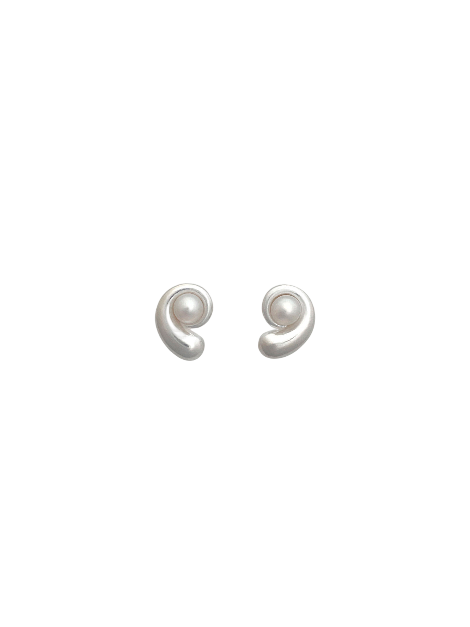 Nautilus pearl earrings in silver