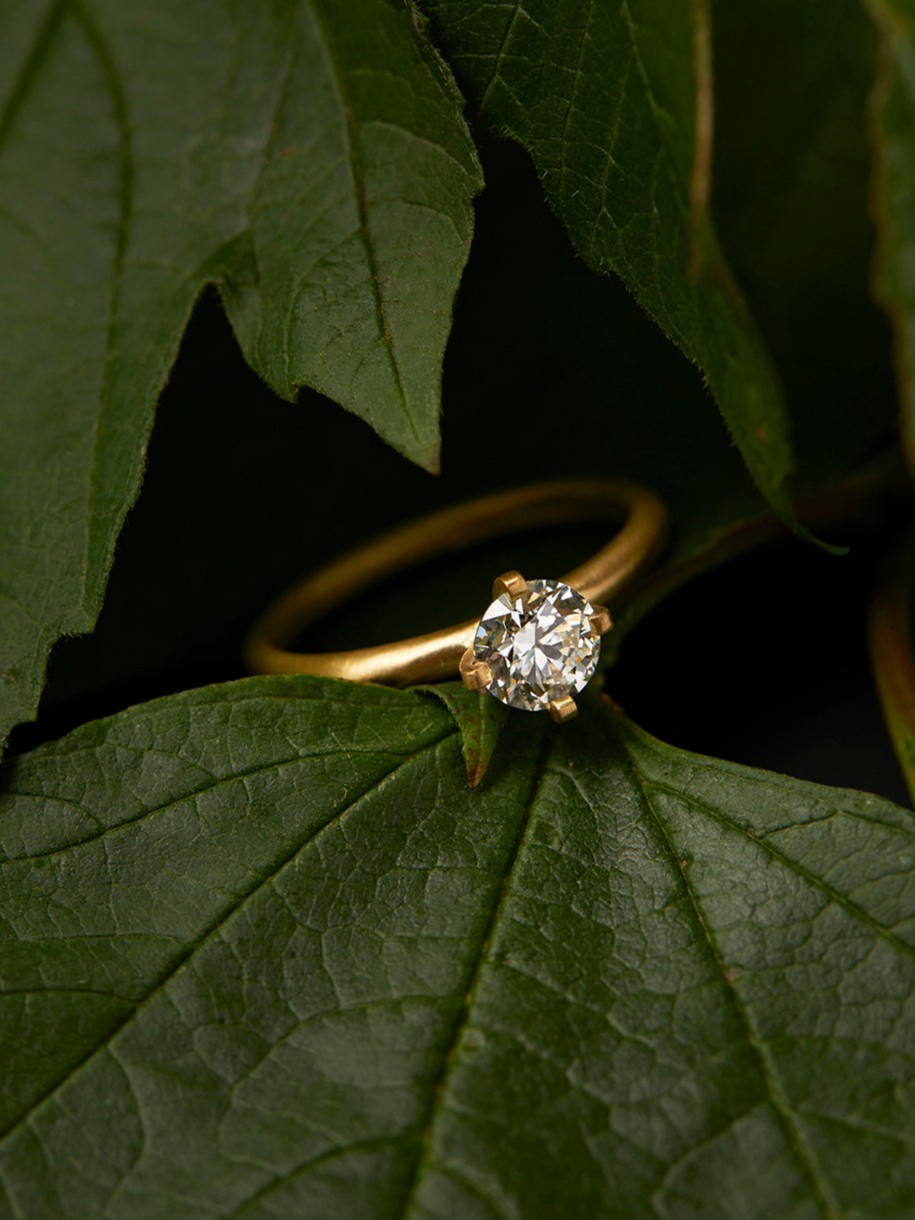 5.6mm White Diamond Noble Ring