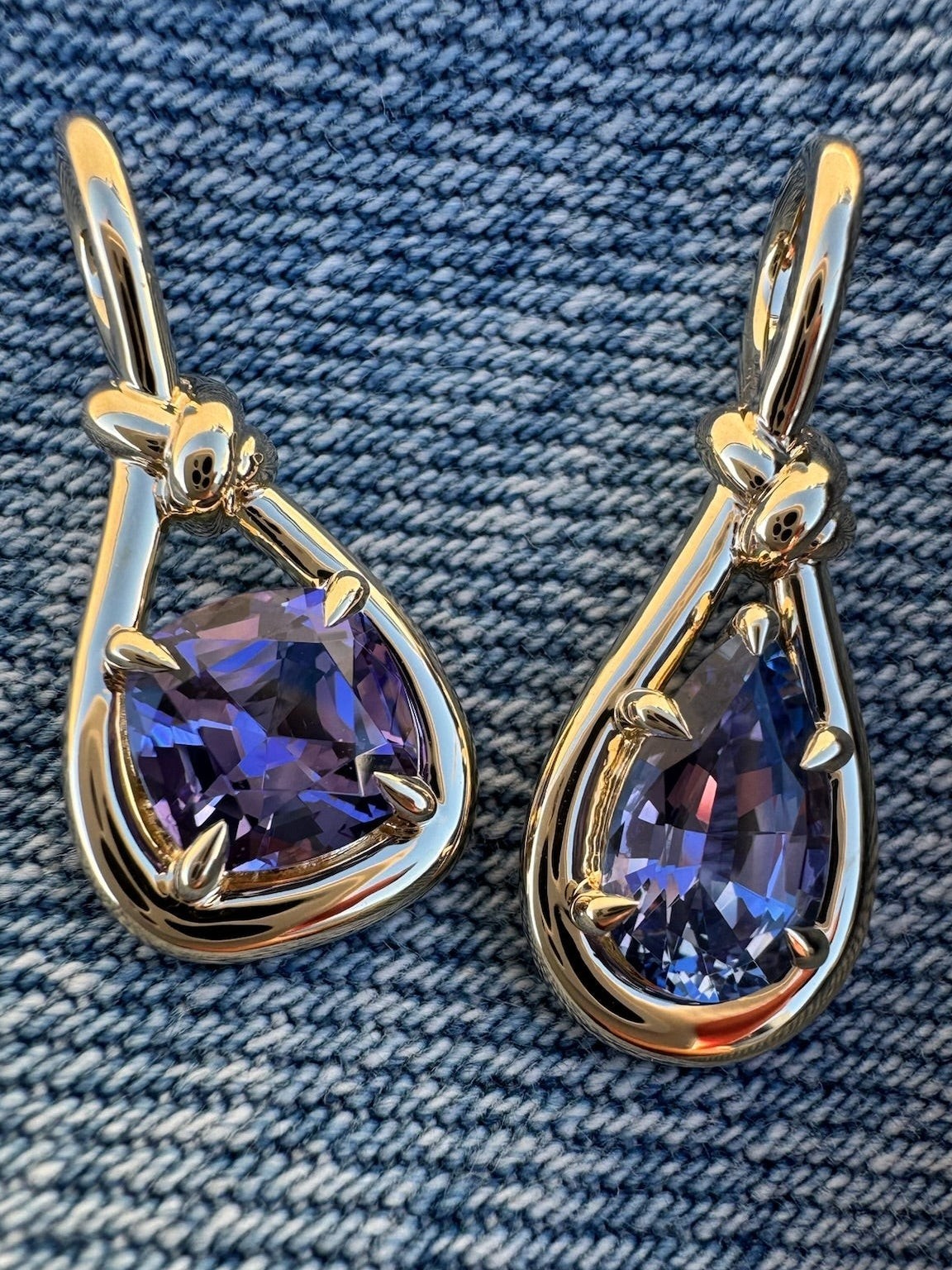 Tanzanite Boa Vivid Charm (2.03ct) photo
