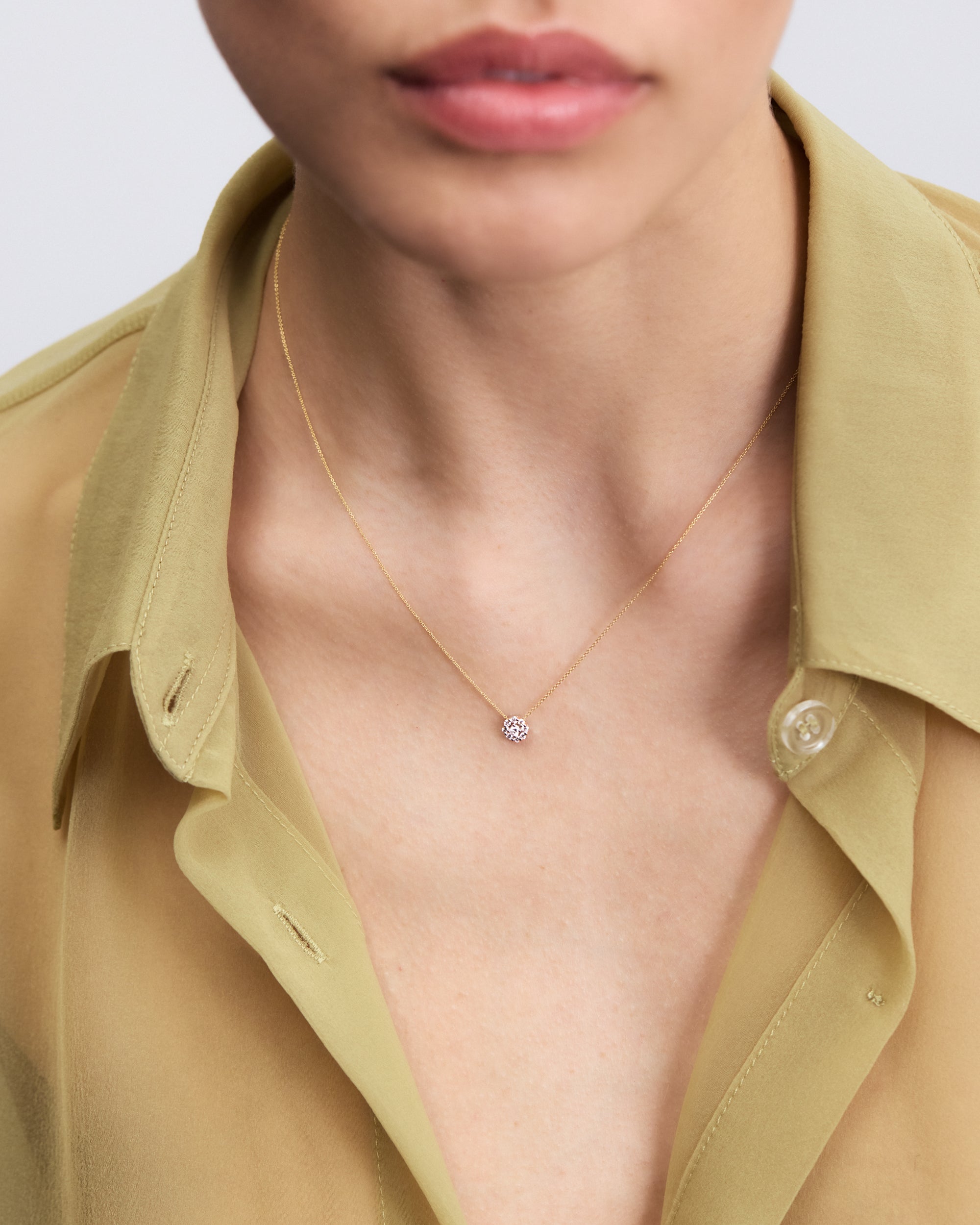 Necklace with white diamond rosette in 18 ct. gold