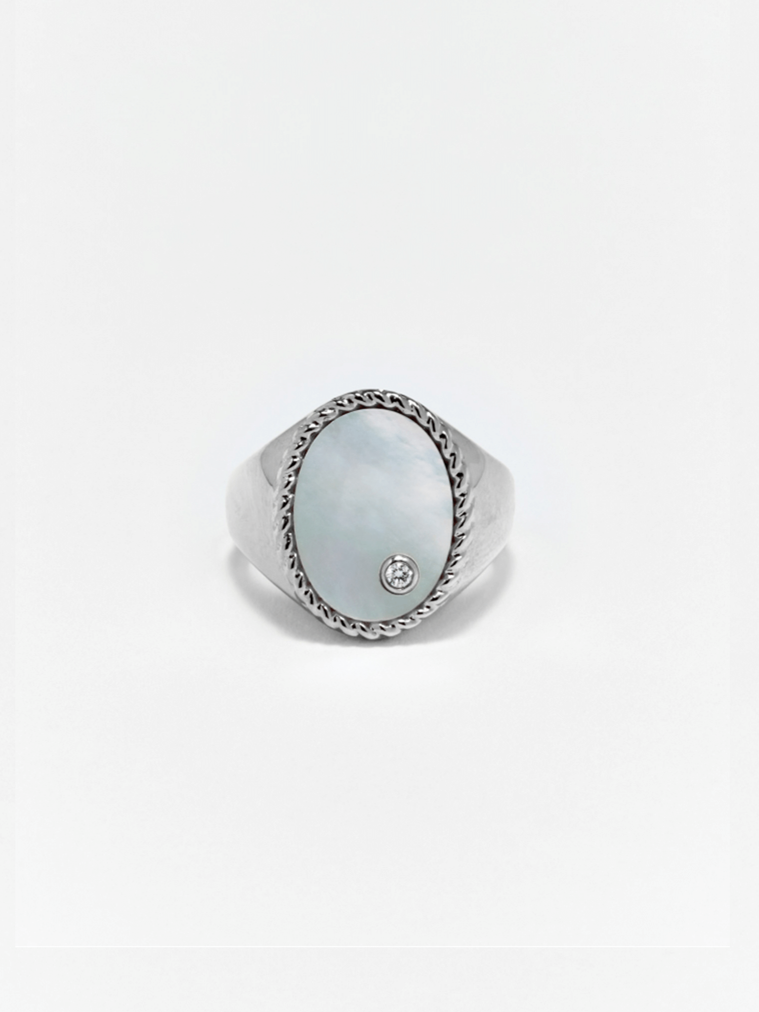 Diamond, mother of pearl and white gold oval signet ring